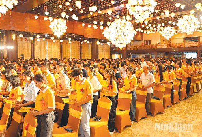 Các phật tử và người dân dự Lễ Vu Lan tại chùa Tam Chúc.