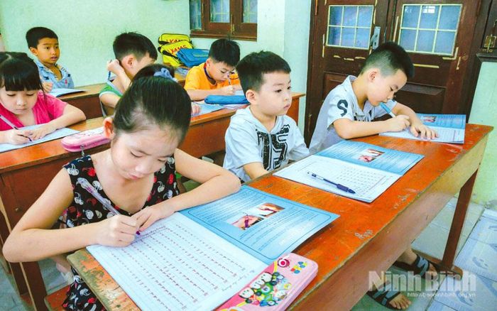 Một lớp luyện nét chữ cho học sinh tại Nhà Văn hóa thiếu nhi phường Nam Định.