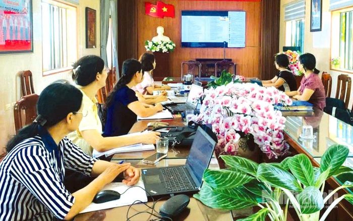 Cán bộ, giáo viên Trường Tiểu học Nghĩa Lợi (xã Quỹ Nhất) tham gia tập huấn, bồi dưỡng về sử dụng bộ SGK lớp 1 từ năm học 2026-2027.
