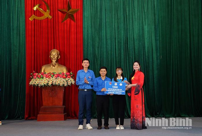 Công ty Cổ phần Sơn Việt Nhật 68 trao tặng công trình thanh niên cho cựu chiến binh Tạ Văn Tiến, người có hoàn cảnh đặc biệt khó khăn.