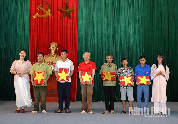Nhóm Hành trình số Vietnam Mylove trao tặng ảnh được phục dựng bằng công nghệ số cho các gia đình thân nhân liệt sĩ.