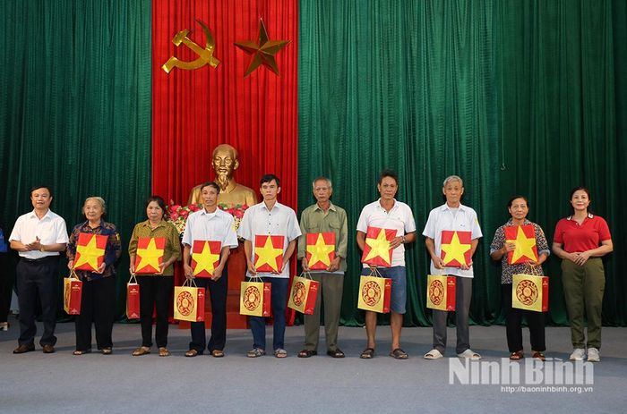 Lãnh đạo xã Đồng Thái và nhà tài trợ trao tặng ảnh được phục dựng bằng công nghệ số cho các gia đình thân nhân liệt sĩ.
