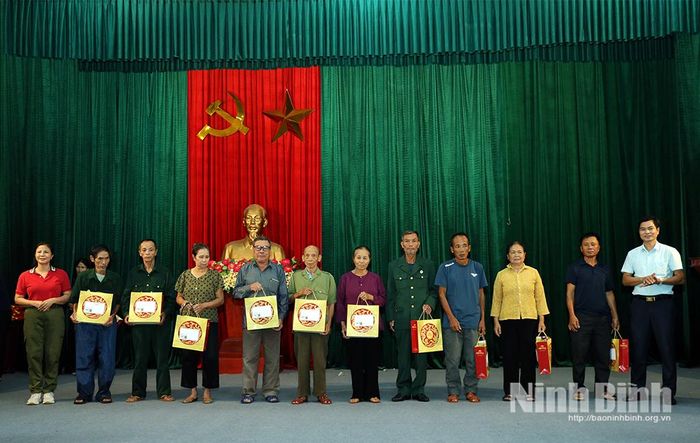Hội Châm Cứu Thăng Long Hà Nội trao tặng quà cho các cựu chiến binh trên địa bàn xã.