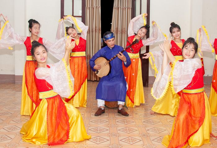 Một buổi luyện tập của CLB văn nghệ xã Xuân Giang.