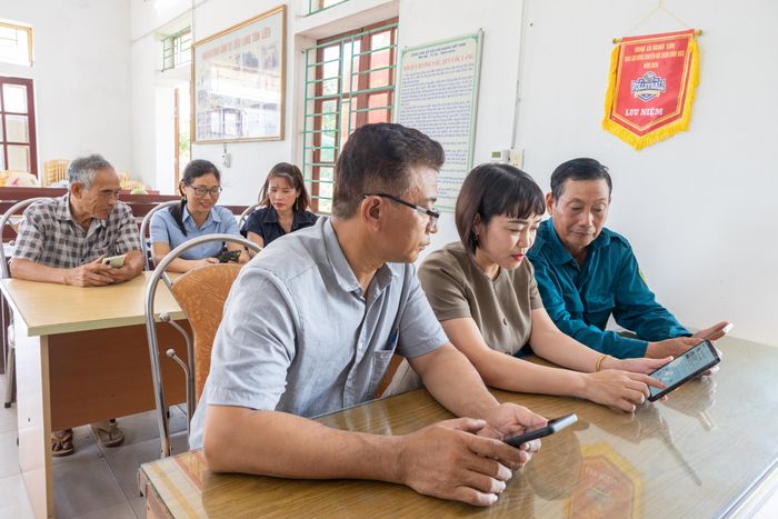 Người dân xã Nghĩa Sơn đến nhà văn hóa để bồi dưỡng kỹ năng chuyển đổi số.