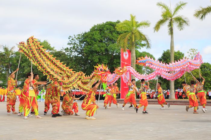 Múa rồng tại nhà văn hóa xã Nam Trực.
