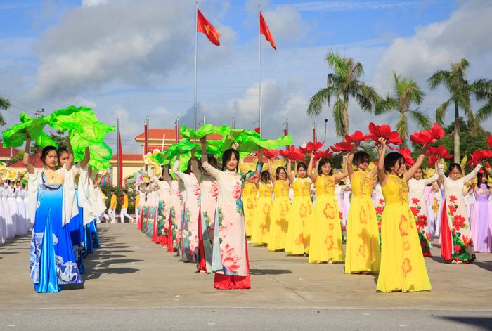 Đồng diễn nghệ thuật tại Nhà văn hóa xã Nam Trực.
