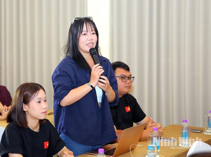 Đại diện đơn vị báo chí, truyền thông đặt câu hỏi với đoàn làm phim.