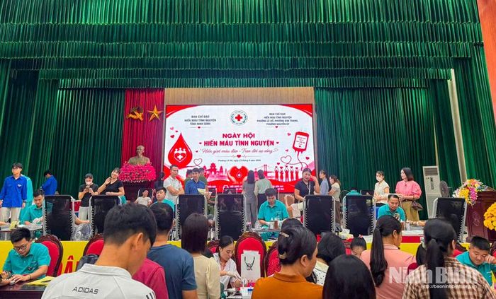 Quang cảnh Ngày hội hiến máu tình nguyện ở điểm phường Lê Hồ.