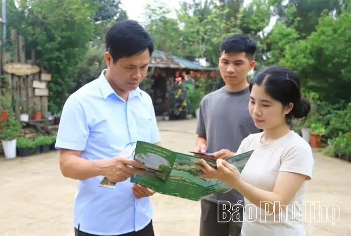 Lãnh đạo xã Thanh Sơn thăm các mô hình phát triển du lịch trên địa bàn.