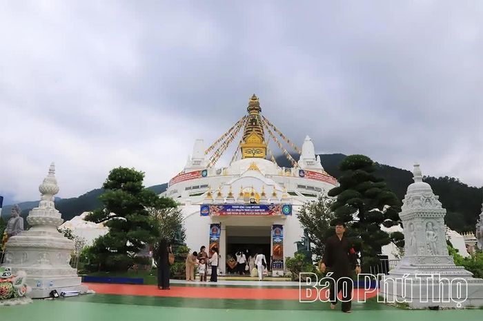 Từng chi tiết trên Đại bảo tháp Mandala đều mang ý nghĩa sâu sắc. Từ đỉnh chóp vàng lấp lánh tượng trưng cho trí tuệ viên mãn đến những hoa văn, họa tiết Tây Tạng kết hợp cùng nghệ thuật Việt cổ tạo nên tổng thể vừa trang nghiêm vừa gần gũi. Đại bảo tháp cao 37m, rộng 1.500m2, nằm ở trung tâm khu danh thắng Tây Thiên, được xem là kiệt tác kiến trúc Phật giáo Kim Cương thừa đầu tiên tại Việt Nam.