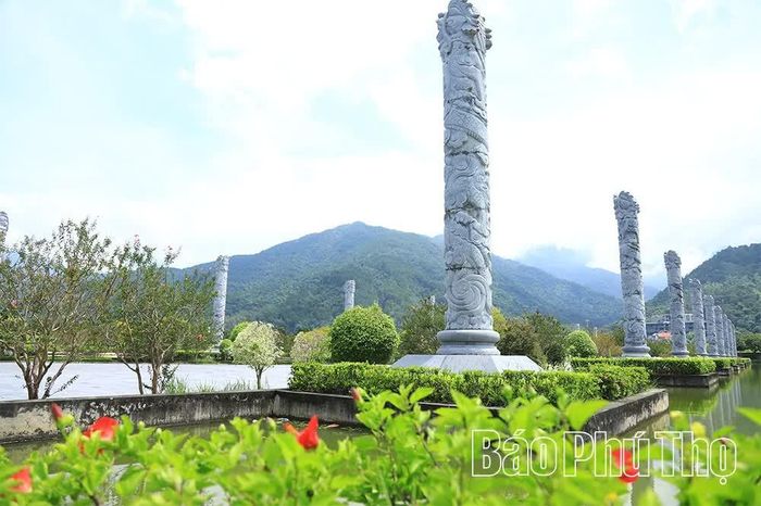 18 cột đá có hoa văn rồng, biểu tượng cho sự uy nghi, vững chãi và linh thiêng.