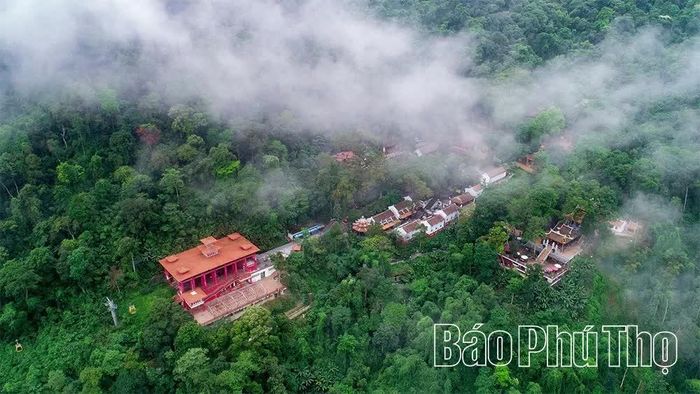 Du khách về với vùng đất linh thiêng Tây Thiên để tìm lại sự bình yên trong tâm hồn.