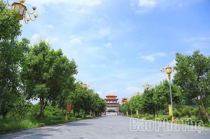Hàng cây xanh mướt tại cổng chính Khu di tích quốc gia đặc biệt Tây Thiên.