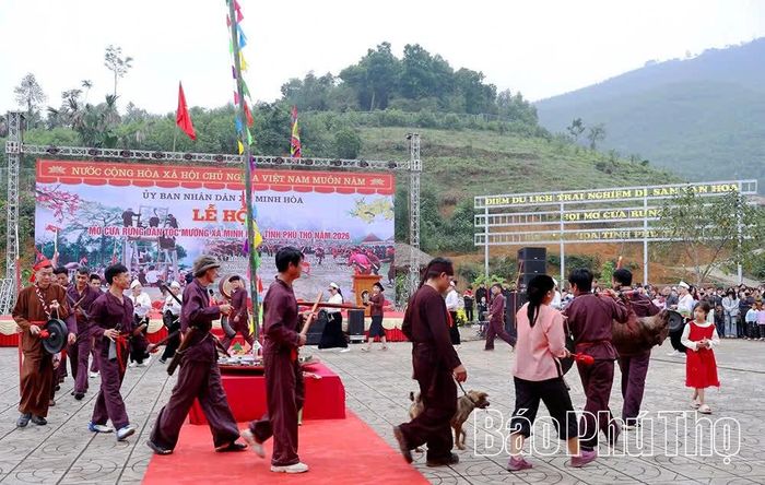 Nghi thức dân gian tại Lễ hội mở cửa rừng xã Minh Hòa.