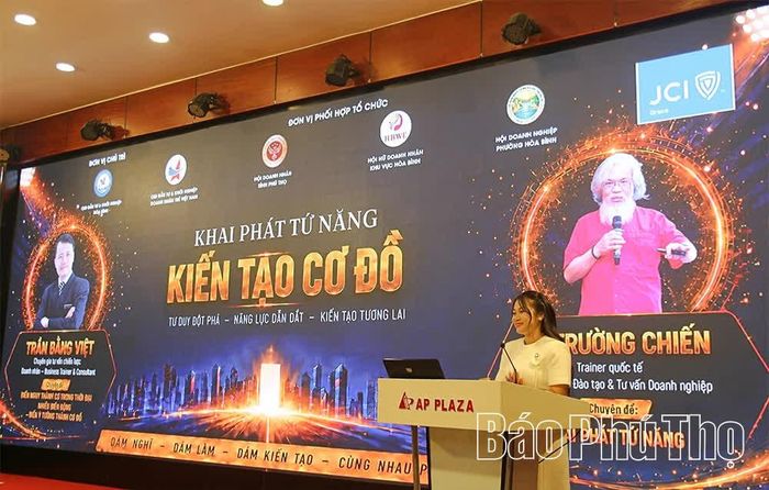 Doanh nhân Nguyễn Thị Thương - Phó Chủ tịch Câu lạc bộ Đầu tư và Khởi nghiệp Doanh nhân trẻ Việt Nam, Chủ tịch Câu lạc bộ Đầu tư và Khởi nghiệp Hòa Bình phát biểu khai mạc chương trình.