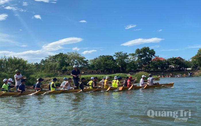 Các đội bơi miệt mài tập luyện trên sông Kiến Giang, quyết tâm giành thành tích cao tại lễ hội đua, bơi thuyền truyền thống trên sông Kiến Giang - Ảnh: H.C