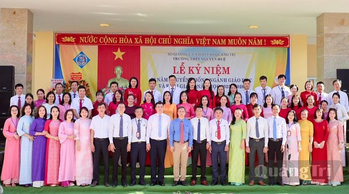 Hội đồng sư phạm nhà trường chụp ảnh lưu niệm cùng với lãnh đạo tỉnh nhân dịp khai giảng năm học 2025-2026.