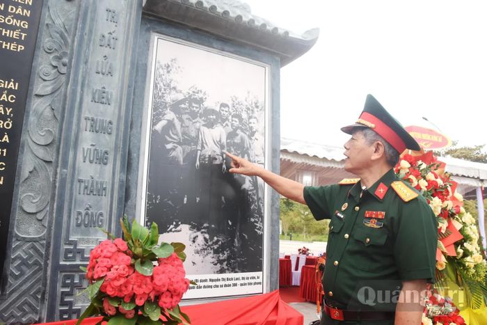 CCB Sư đoàn 308 xúc động khi xem những hình ảnh và thông tin được khắc trên Bia chiến thắng - Ảnh: Đ.V
