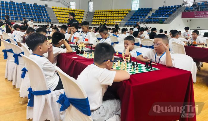 Các kỳ thủ nam thi đấu tại giải Cờ vua trẻ xuất sắc quốc gia năm 2026 - Ảnh: K.H