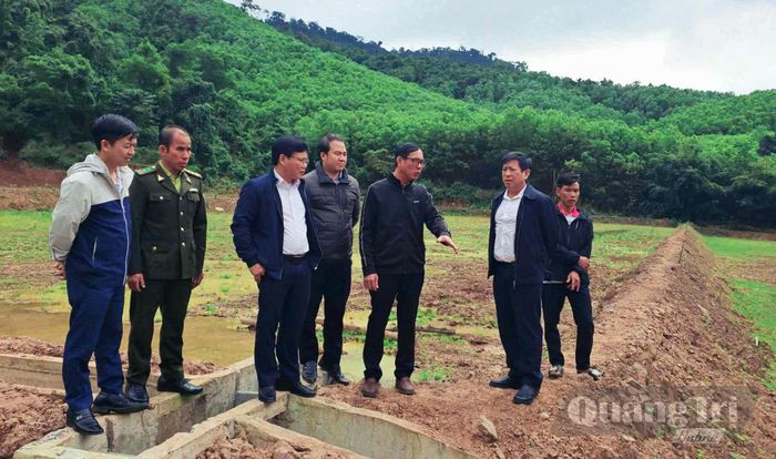 Ông Phạm Hồng Thái (thứ 2 từ phải sang) và đồng nghiệp khảo sát thực địa để tìm phương án hỗ trợ người dân bản Chăm Pu - Ảnh: H.H