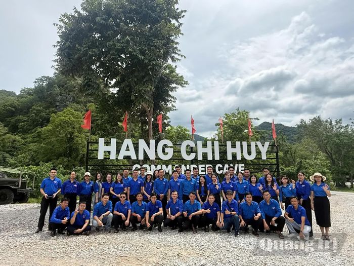 Đoàn UBND tỉnh trong hành trình về nguồn tại đường Trường Sơn huyền thoại-Hang Chỉ Huy - Ảnh: H.T