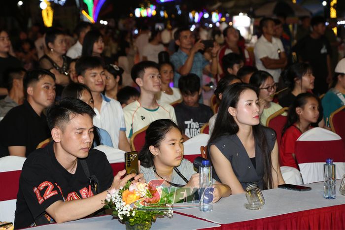 Đông đảo nhân dân theo dõi chương trình.