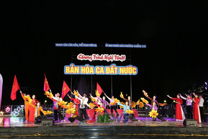 Liên khúc hát múa "Mười chín tháng tám - Lá cờ tháng tám".