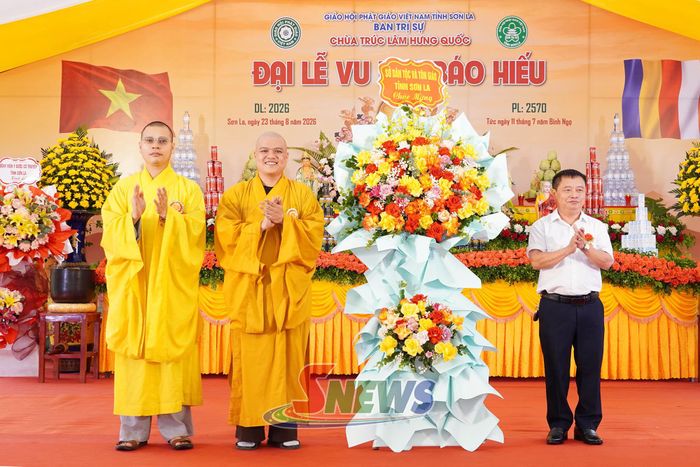 Lãnh đạo Sở Dân tộc và Tôn giáo tỉnh Sơn La tặng lẵng hoa chúc mừng Đại lễ.
