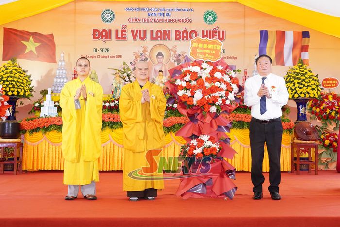 Lãnh đạo Ủy ban MTTQ Việt Nam tỉnh chúc mừng Đại lễ.