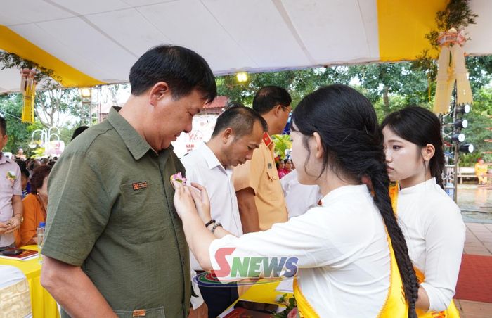 Nghi thức cài hoa hồng tại Đại lễ.