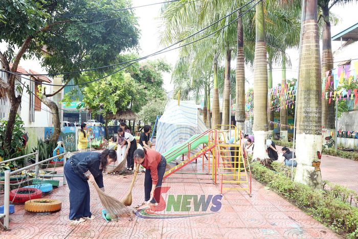 Giáo viên Trường Mầm non Hoa Mai, xã Phiêng Khoài dọn dẹp vệ sinh khuôn viên nhà trường.