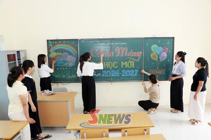 Giáo viên Trường Tiểu học Kim Chung 1 chuẩn bị cơ sở vật chất trường, lớp học chuẩn bị đón học sinh vào năm học 2026-2027.