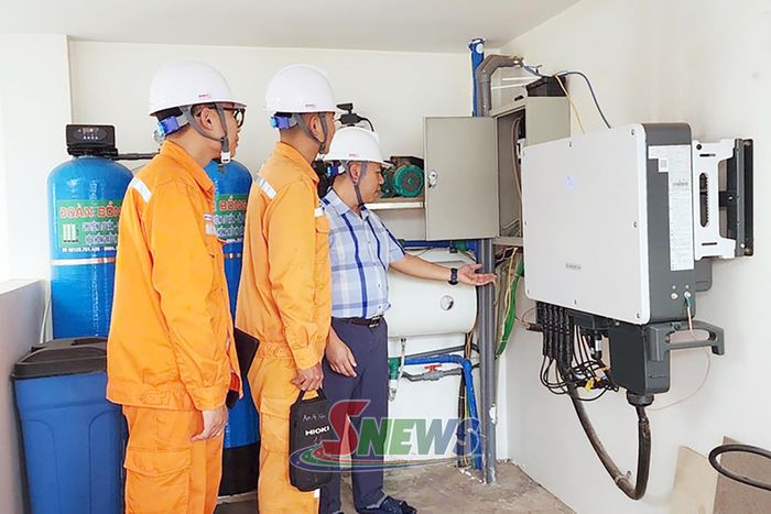 Nhân viên Điện lực hướng dẫn, hỗ trợ khách hàng kiểm tra hệ thống điện mặt trời mái nhà