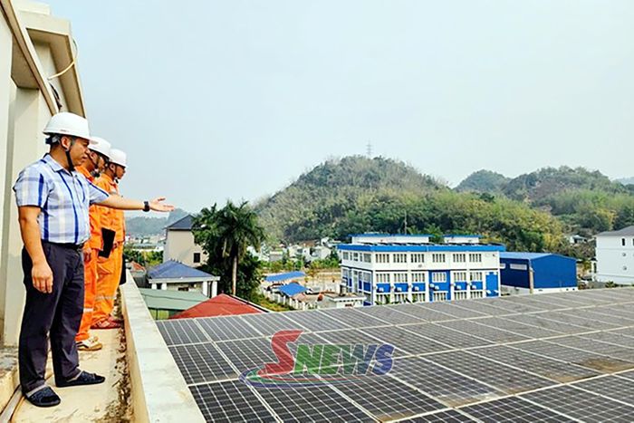 Nhân viên Điện lực và khách hàng kiểm tra hệ thống điện mặt trời mái nhà