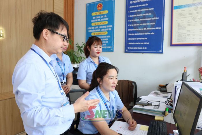 Cán bộ Trung tâm Phục vụ hành chính công tỉnh hỗ trợ sử dụng phần mền trong hoạt động nghiệp vụ.