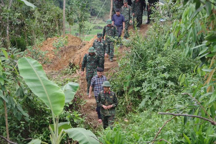Các lực lượng thực hiện di cốt các liệt sĩ từ thôn Phìn Sảng, xã Minh Tân về khu nhà chờ đội Tìm kiếm, quy tập Hài cốt Liệt sĩ xã Thanh Thủy. Ảnh: Fanpage xã Minh Tân