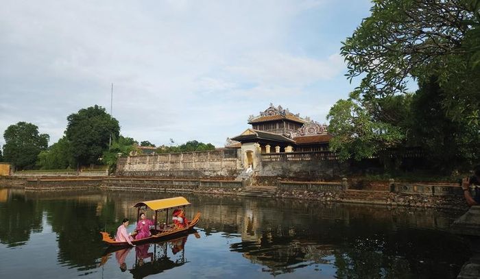 Du khách có thể thưởng thức trà chiều ở Hồ Ngọc Dịch với trải nghiệm riêng có.