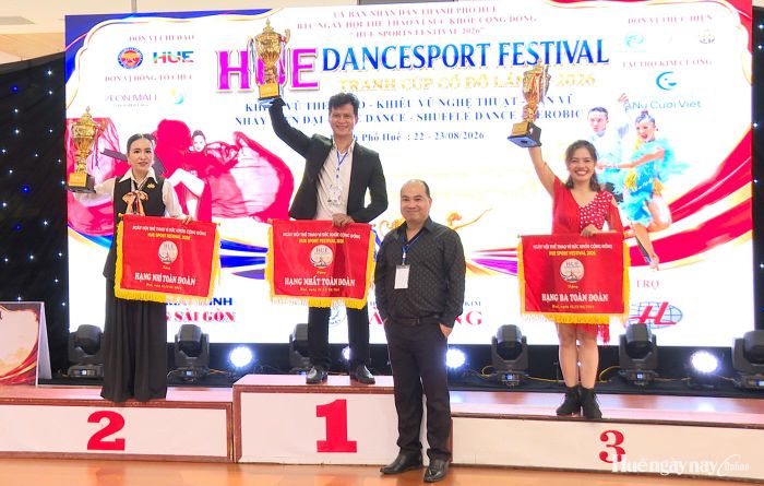 Ban tổ chức trao giải toàn đoàn cho các đơn vị đạt thành tích cao.  