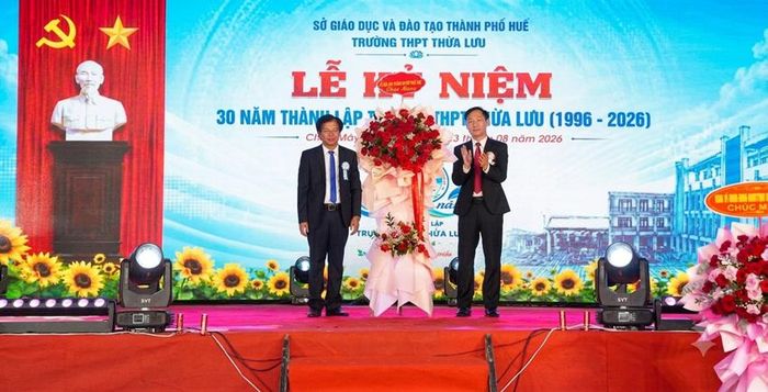 Sở Giáo dục và Đào tạo tặng hoa chúc mừng Trường THPT Thừa Lưu