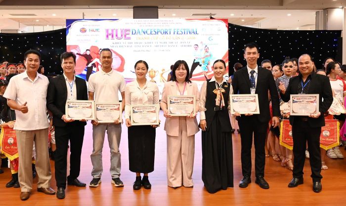 Lãnh đạo Sở Văn hóa & Thể thao (ngoài cùng, bên trái) tặng kỷ niệm chương, tri ân các đơn vị đồng hành cùng giải.