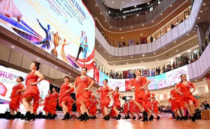 Nhịp nhàng, cuốn hút với màn đồng diễn Line Dance.