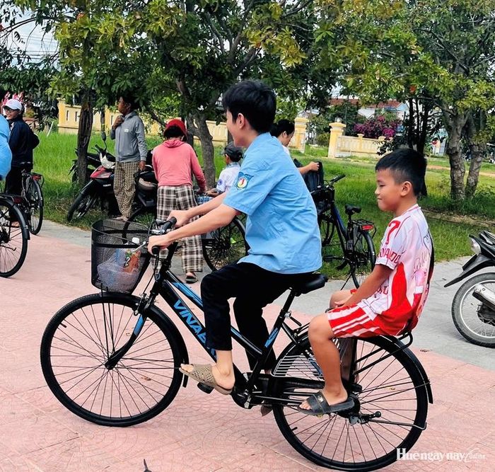 Trẻ em vui mừng khi nhận xe đạp mới.