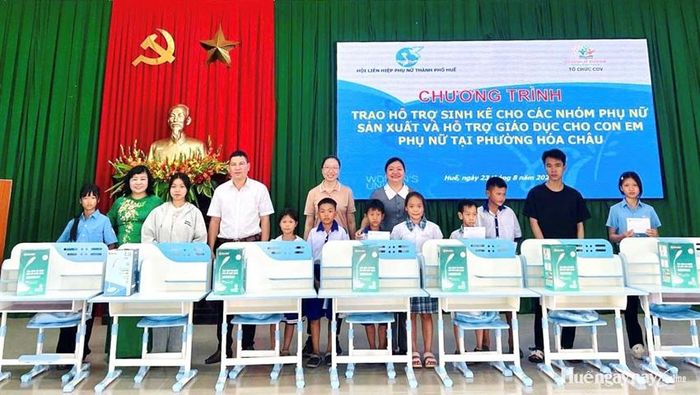 Trao quà cho học sinh khó khăn tại phường Hóa Châu.