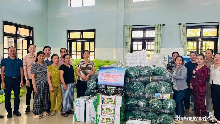 Trao quà, hỗ trợ sinh kế cho phụ nữ khó khăn.