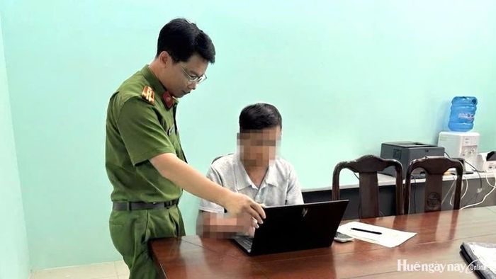 Cán bộ Phòng Cảnh sát điều tra tội phạm về tham nhũng, kinh tế, buôn lậu, môi trường làm việc với T.H.H. trong quá trình điều tra vụ án. Ảnh: Công an TP. Huế