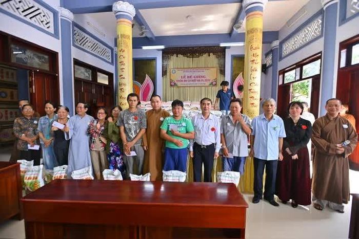 Tặng quà đến người dân mùa Vu lan