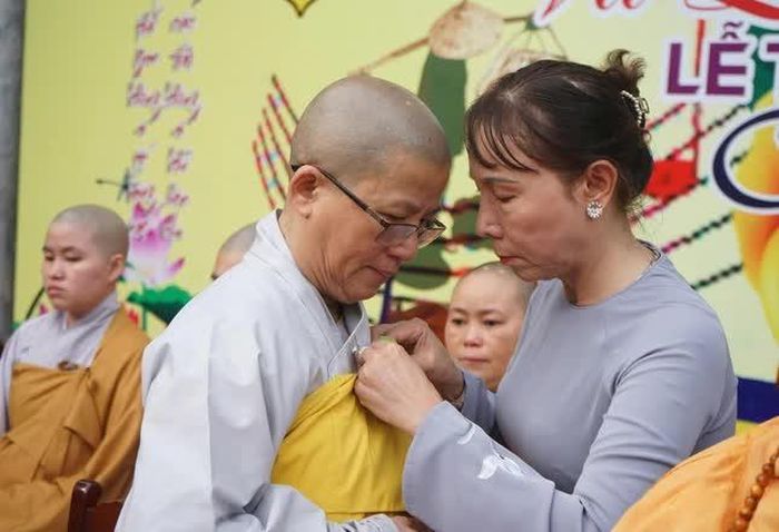 Hồng vàng dâng Phật Pháp Tăng