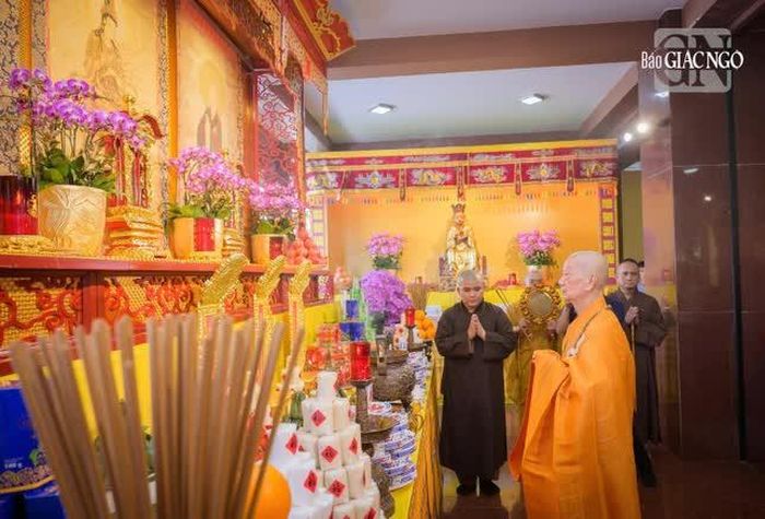 Trước bàn thờ anh linh các anh hùng liệt sĩ, đồng bào yêu nước hy sinh vì sự nghiệp xây dựng và bảo vệ Tổ quốc - Ảnh: Tâm Quý