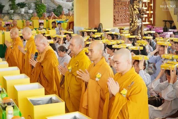 Tác bạch dâng y